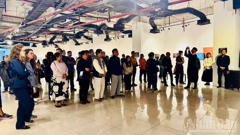 Các đại biểu chăm chú lắng nghe giới thiệu về triển lãm.